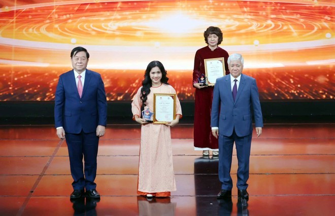 Phóng viên Phạm Mai của Báo Điện tử VietnamPlus nhận Giải A Giải báo chí “Vì sự nghiệp đại đoàn kết toàn dân tộc” năm 2023-2024. (Ảnh: Hoài Nam/Vietnam+)