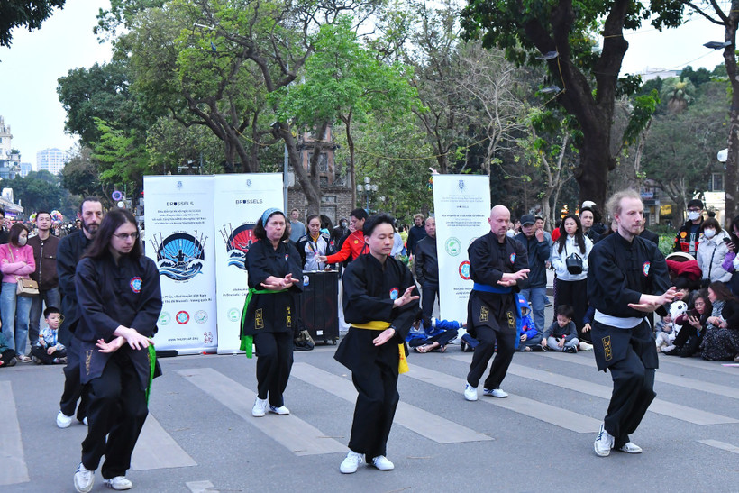 Các võ sư người Bỉ trình diễn Thủy Pháp tại phố đi bộ Hồ Hoàn Kiếm. (Ảnh: FB)