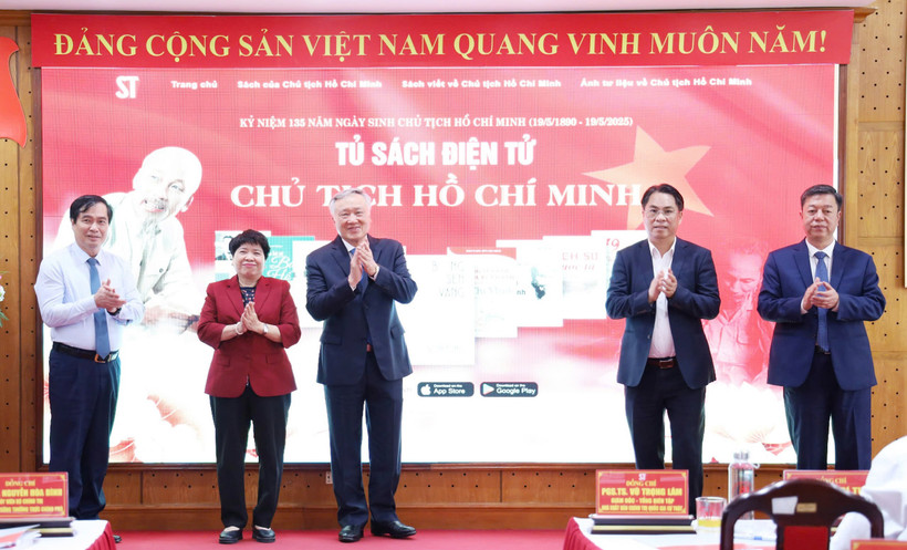Phó Thủ tướng Thường trực Chính phủ Nguyễn Hòa Bình cùng các đại biểu thực hiện nghi thức ra mắt "Tủ sách điện tử Chủ tịch Hồ Chí Minh" tại Nhà xuất bản Chính trị quốc gia Sự thật. (Ảnh: PV/Vietnam+)