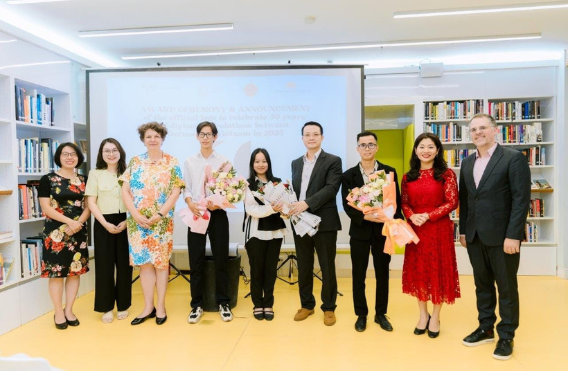 Đại diện Bộ Văn hóa, Thể thao và Du lịch Việt Nam và Đại sứ quán Đức tại Việt Nam trao giải cuộc thi thiết kế logo kỷ niệm 50 năm quan hệ ngoại giao Việt Nam-Đức. (Ảnh: PV/Vietnam+)