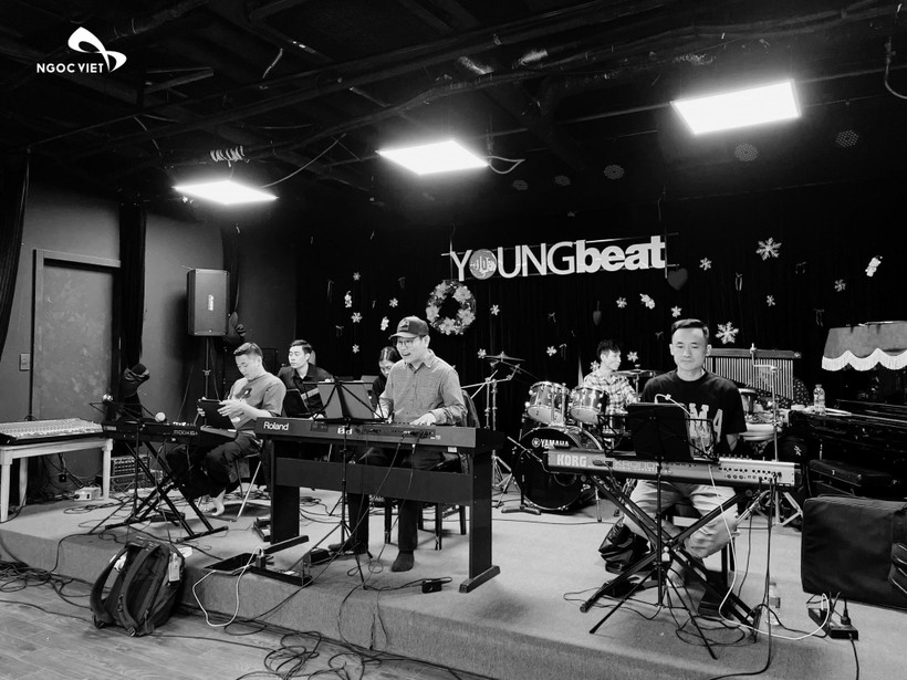 Các nghệ sỹ tập luyện cho chương trình. (Ảnh: Ngọc Việt Show)