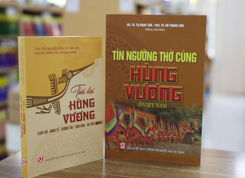 Hai ấn phẩm trên là những tư liệu quý cho những ai mong muốn tìm hiểu sâu về di sản văn hóa và lịch sử dân tộc. (Ảnh: PV/Vietnam+)