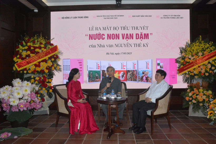 Buổi ra mắt sách có sự tham dự của nhiều chuyên gia nghiên cứu, văn nghệ sỹ. (Ảnh: Hoàng Hoàng/Vietnam+)