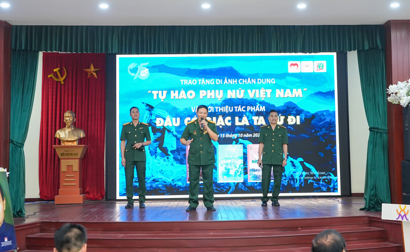 Tiết mục văn nghệ của các cựu chiến binh trong buổi lễ ra mắt sách và bộ sưu tập chân dung phục dựng. (Ảnh: PV/Vietnam+)