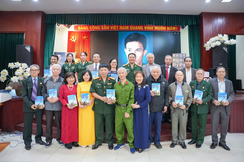 Tác giả trao tặng cuốn sách cho Bảo tàng Phụ nữ Việt Nam và các đại biểu, cựu chiến binh. (Ảnh: PV/Vietnam+)