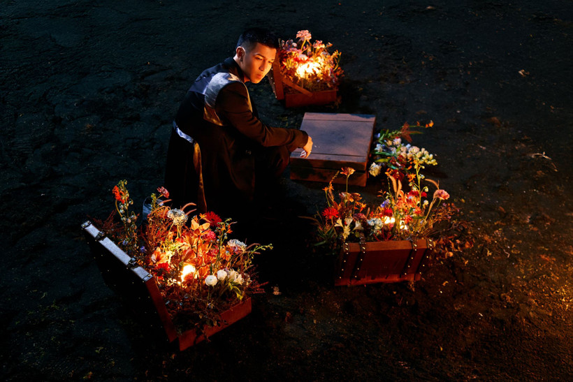 Chiếc vali xuất hiện như cách nhân vật chính đối diện với quá khứ: Không ồn ào, không trách móc, chỉ là lặng lẽ nhìn lại những gì đã qua. (Ảnh: CTV/Vietnam+)