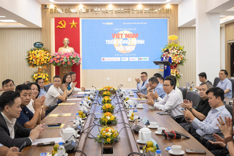 Quang cảnh buổi lễ phát động Cuộc thi ảnh báo chí “Việt Nam trên hành trình đổi mới.” (Ảnh: PV/Vietnam+)