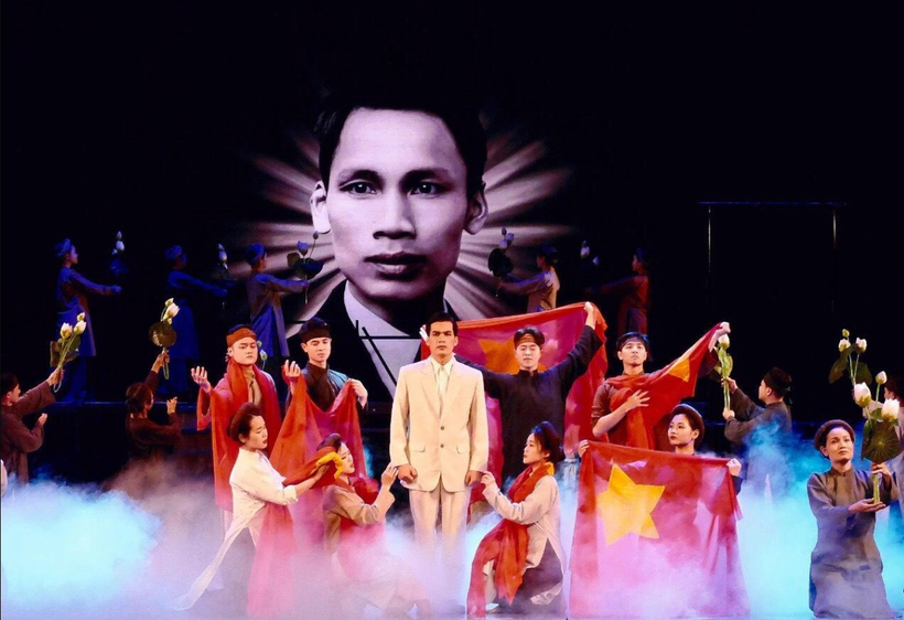 Cảnh trong vở "Nợ nước non" - chuyển thể từ tập 1 bộ tiểu thuyết “Nước non vạn dặm” của Phó Giáo sư, Tiến sỹ, nhà văn Nguyễn Thế Kỷ. (Ảnh: CTV/Vietnam+)