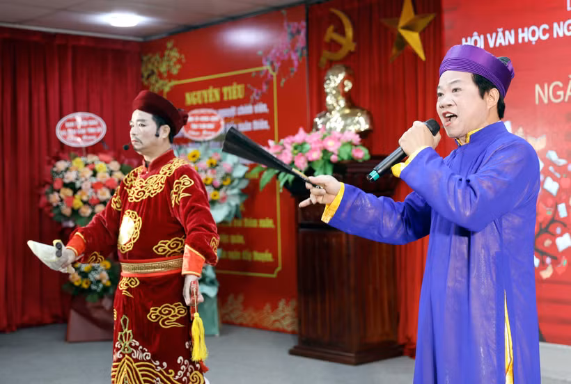Các nghệ sỹ trình diễn thơ tại Ngày Thơ Việt Nam 2025. (Ảnh: Thế Duyệt/TTXVN)