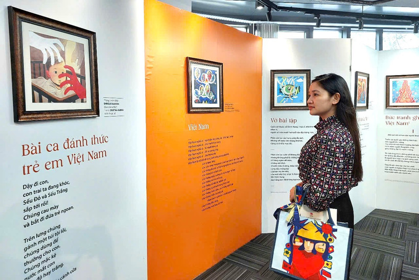 Nhà xuất bản Kim Đồng tổ chức buổi lễ ra mắt sách bằng cuộc triển lãm thơ và các tác phẩm minh họa. (Ảnh: Minh Thu/Vietnam+)