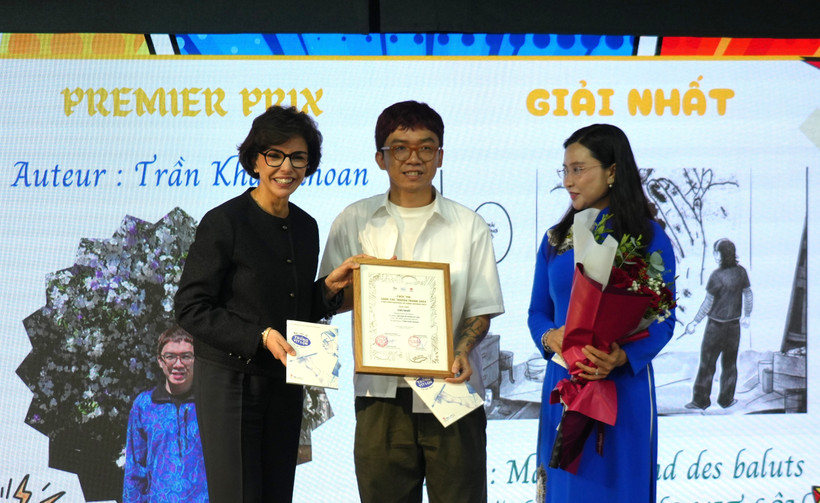 Bà Rachida Dati, Bộ trưởng Bộ Văn hóa Pháp (trái) trao giải Nhất cho tác giả Trần Khắc Khoan. (Ảnh: PV/Vietnam+)