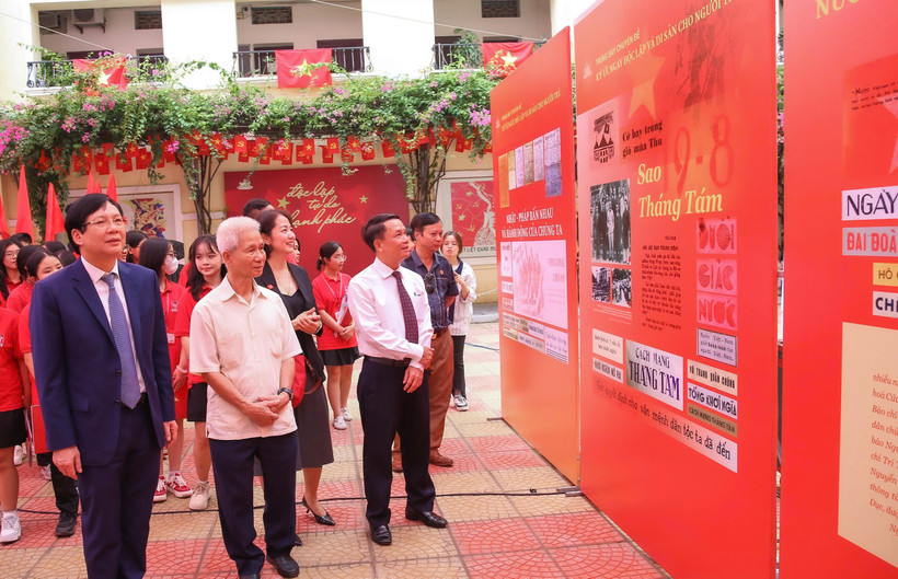 Các đại biểu tham quan trưng bày. (Ảnh: Sơn Hải)