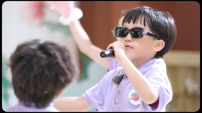 Xệ Xệ là cháu trai Quán quân Rap Việt Double 2T, là “hiện tượng âm nhạc nhí” của làng nhạc Việt. (Ảnh: Viettel Media)