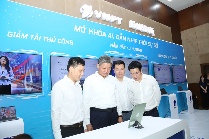 Phó Chủ tịch Ủy ban Nhân dân thành phố Hà Nội Nguyễn Mạnh Quyền (thứ hai từ trái sang) và các đại biểu trải nghiệm không gian ứng dụng trí tuệ nhân tạo trong quản trị tòa soạn thông minh. (Ảnh: CTV/Vietnam+)