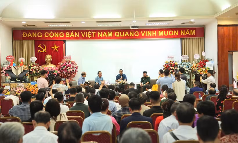 Các đại biểu tham gia tọa đàm về cuốn sách "Con đường tương lai." (Ảnh: PV/Vietnam+)