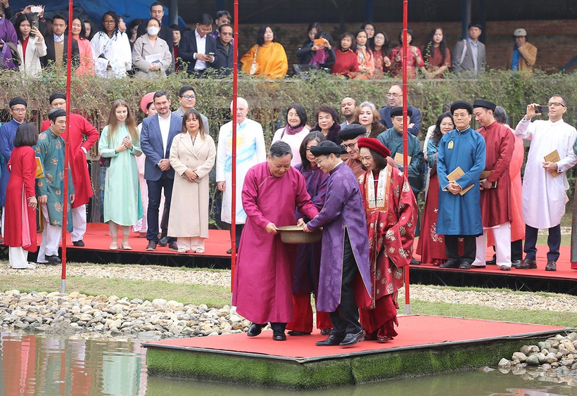 Các đại biểu trải nghiệm các nghi lễ trong phong tục đón Tết cổ truyền Việt Nam. (Ảnh: BNG)