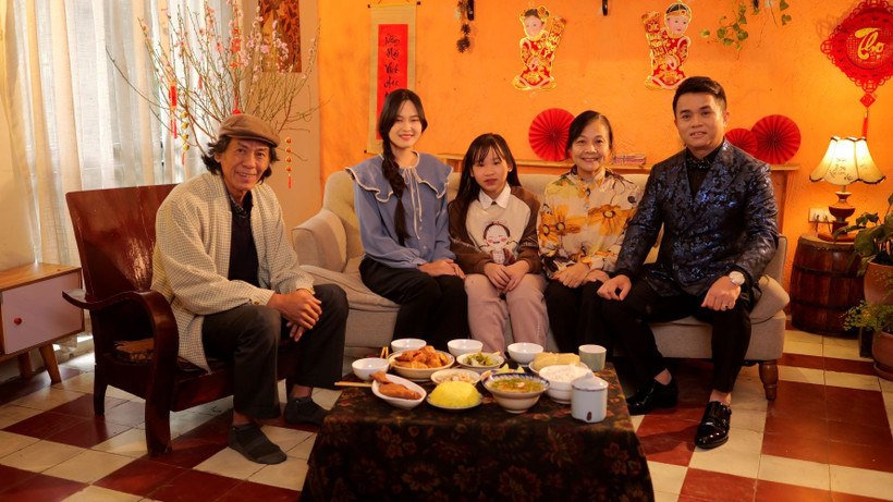 Ca sỹ Tuấn Cường (phải) cùng các diễn viên tham gia trong MV. (Ảnh: NVCC)