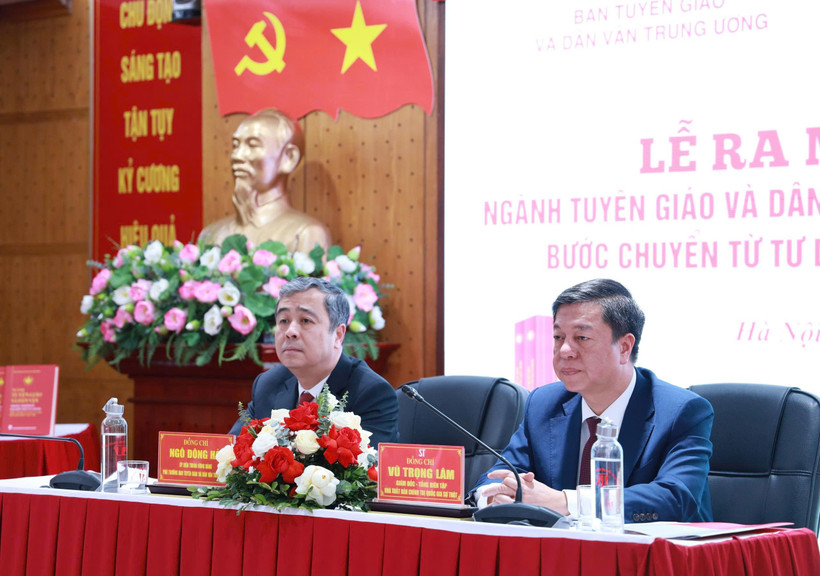 Tiến sỹ Ngô Đông Hải, Ủy viên Trung ương Đảng, Phó Trưởng Ban Tuyên giáo và Dân vận Trung ương và Phó Giáo sư-Tiền sỹ Vũ Trọng Lâm, Giám đốc-Tổng Biên tập Nhà xuất bản Chính trị Quốc gia Sự thật chủ trì lễ ra mắt sách. (Ảnh: PV/Vietnam+)