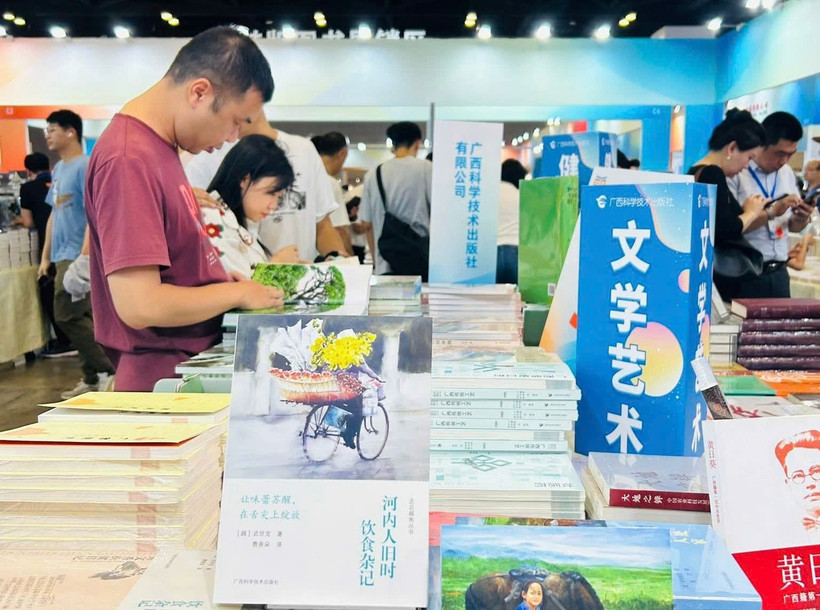 Bản tiếng Trung của cuốn sách “Người Hà Nội, chuyện ăn, chuyện uống một thời” được giới thiệu tại Tuần lễ Sách văn hóa Trung Quốc-Đông Nam Á. (Ảnh: CTV/Vietnam+)