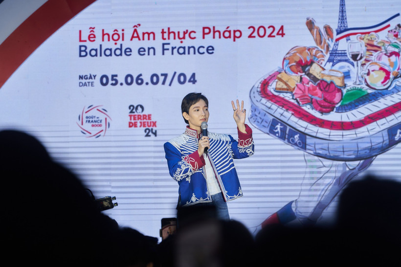 Ca sỹ Hoàng Dũng tham gia biểu diễn trong Lễ hội Balade en France năm 2024. (Ảnh: PV/Vietnam+)