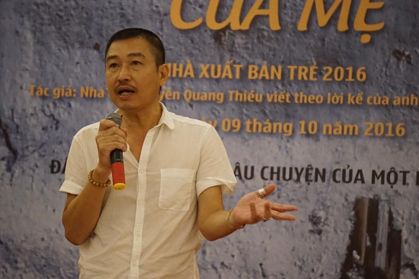 Họa sỹ Lê Thiết Cương tham gia giới thiệu, quảng bá nhiều tác phẩm của văn nghệ sỹ Việt. (Ảnh: FBNV)