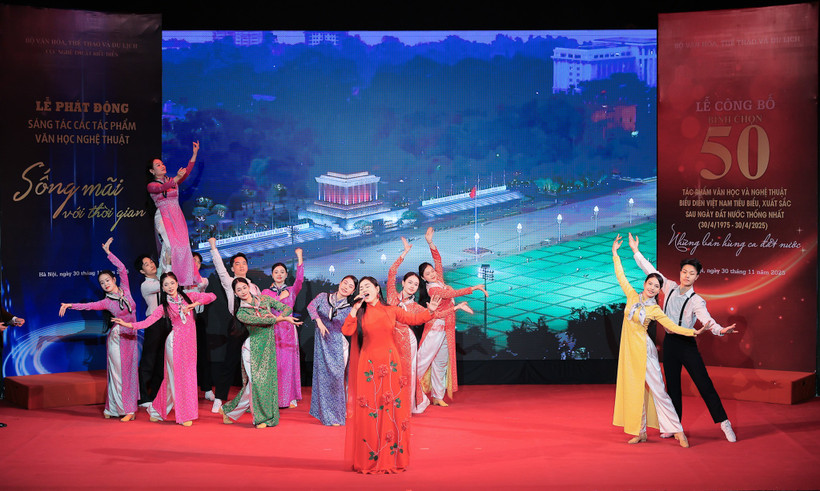 Việc công bố các tác phẩm tiêu biểu nhằm ghi nhận những đóng góp to lớn của các thế hệ văn nghệ sỹ, những người đã dùng nghệ thuật để lưu giữ lịch sử, bồi đắp tâm hồn và nhân cách Việt Nam. (Ảnh: Lê Đông)