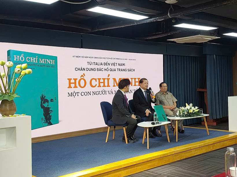 Tiến sỹ Chu Đức Tính, nguyên Giám đốc Bảo tàng Hồ Chí Minh (giữa) chia sẻ nhận định về cuốn sách. (Ảnh: Minh Thu/Vietnam+)