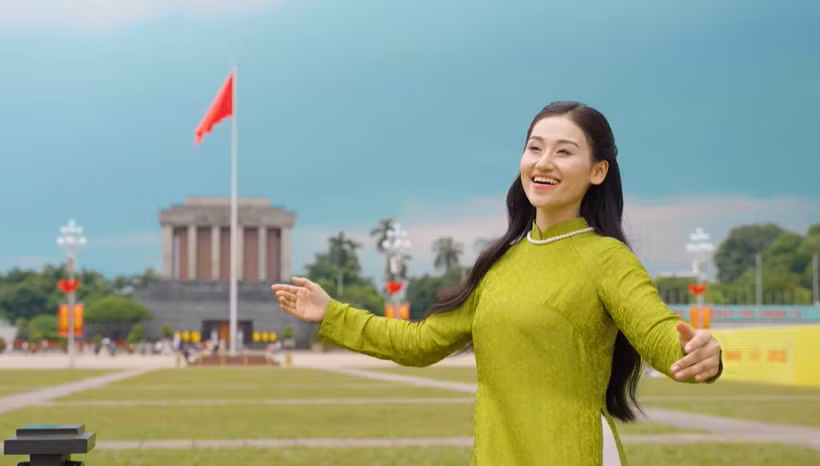 MV được Lê Minh Ngọc và êkip thực hiện tại những địa điểm, di tích nổi tiếng của Hà Nội. (Ảnh: NVCC)