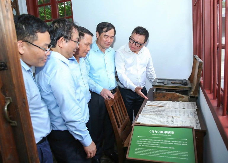 Đoàn công tác Hội Nhà báo Việt Nam tham quan nơi lãnh tụ Nguyễn Ái Quốc và các thành viên của Việt Nam Thanh niên Cách mạng đồng chí Hội tự tay biên soạn, khắc vẽ và in báo tại Quảng Châu. (Ảnh: NDO)