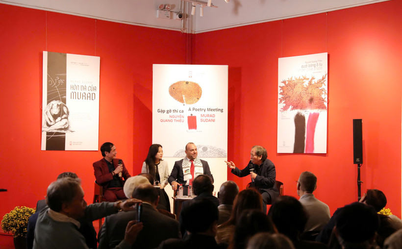 Nhà thơ Murad Sudani (thứ ba từ trái sang) và nhà thơ Nguyễn Quang Thiều (bìa phải) trong buổi ra mắt sách. (Ảnh: Khiếu Minh/Vietnam+)