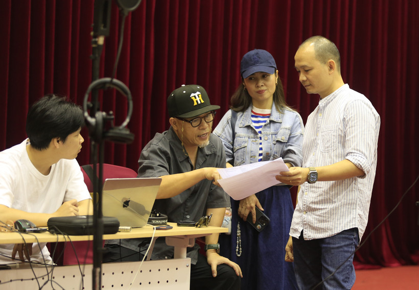 Nhạc sỹ Huy Tuấn và đạo diễn Lại Bắc Hải Đăng tham gia dàn dựng chương trình. (Ảnh: VTV)