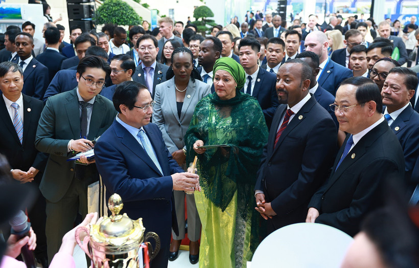 Thủ tướng Phạm Minh Chính và các đại biểu tham quan Triển lãm "Tăng trưởng xanh" với chủ đề “Sáng tạo nhỏ - Tác động lớn.” (Ảnh: Dương Giang/TTXVN)