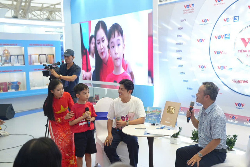 Nhạc sỹ Nguyễn Văn Chung giao lưu cùng khán giả tại không gian triển lãm “80 năm Tiếng nói Việt Nam đồng hành cùng đất nước.” (Ảnh: PV/Vietnam+)