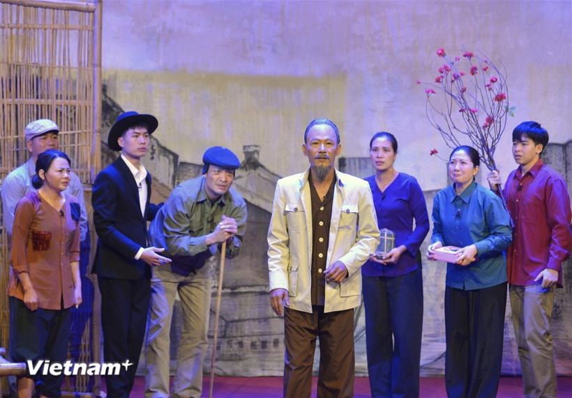 Vở kịch tái hiện câu chuyện Bác Hồ đi thăm, chúc Tết các gia đình nghèo trong đêm Giao thừa Xuân Nhâm Dần (1962). (Ảnh: CTV/Vietnam+)