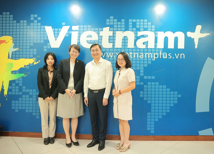 Bà Kamitani Naoko, Bí thư thứ nhất, Vụ trưởng Vụ Báo chí và Văn hóa Đại sứ quán Nhật Bản tại Việt Nam (thứ hai từ trái sang) đã có buổi làm việc với Tổng Biên tập Báo Điện tử VietnamPlus Trần Tiến Duẩn. (Ảnh: Hoài Nam/Vietnam+)