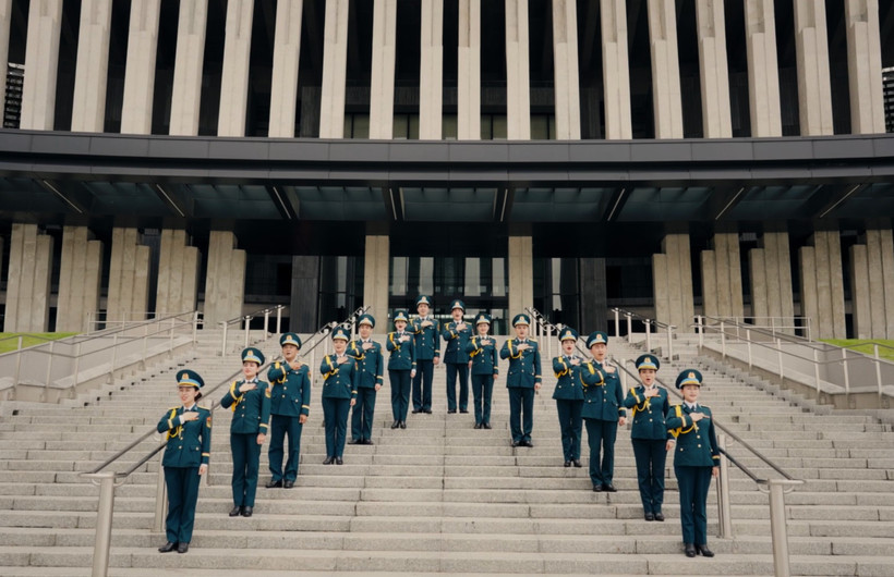 MV có sự góp giọng của tập thể nghệ sỹ Đoàn Văn công Quân chủng Phòng không-Không quân. (Ảnh: CTV/Vietnam+)