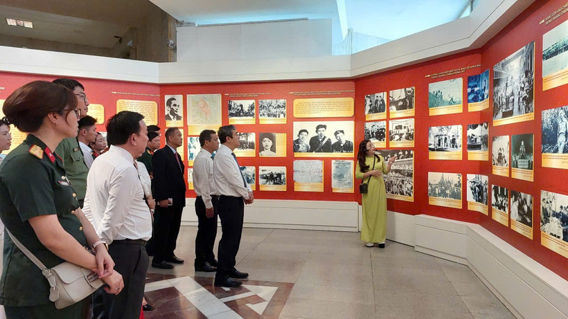 Các đại biểu tham quan triển lãm. (Ảnh: Minh Thu/Vietnam+)