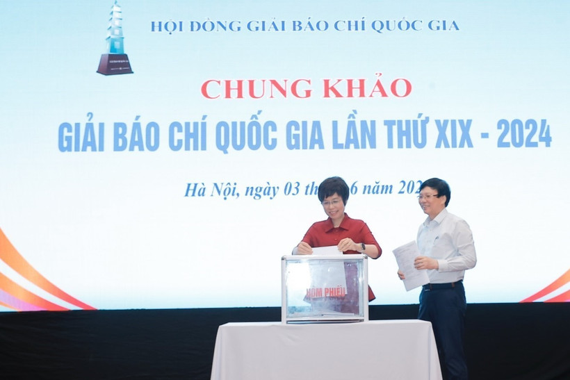 Tổng Giám đốc Thông tấn xã Việt Nam - bà Vũ Việt Trang và nhà báo Hồ Quang Lợi, thành viên Hội đồng chung khảo bỏ phiếu chấm các tác phẩm. (Ảnh: Minh Quyết/TTXVN)