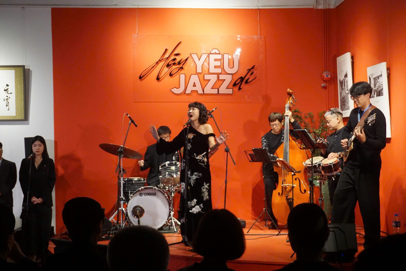 "Hãy yêu Jazz đi": Kết nối âm nhạc Trịnh Công Sơn với khán giả quốc tế Quỳnh Phạm được mệnh danh là The Jazz Lady – một trong những giọng hát Jazz hiếm hoi tại Hà Nội. (Ảnh: PV/Vietnam+)