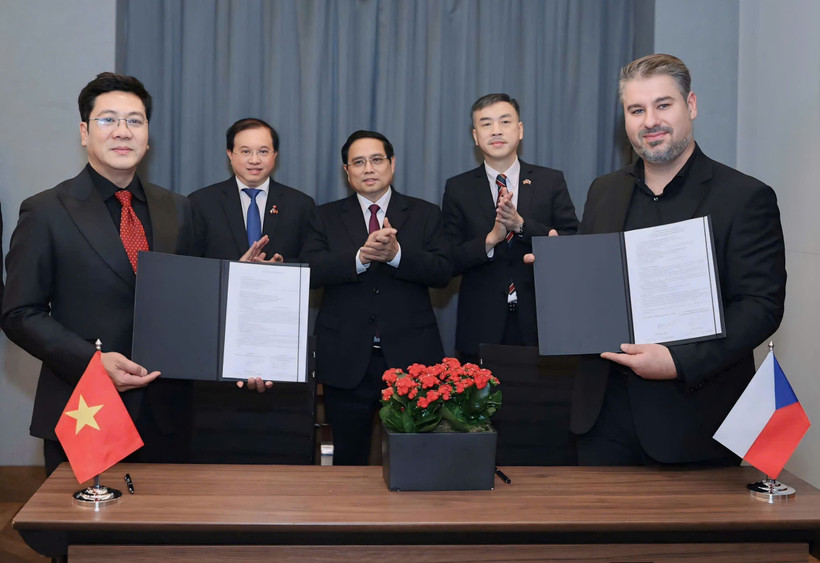 Thủ tướng Phạm Minh Chính chứng kiến lễ ký kết biên bản hợp tác giữa Học viện Âm nhạc Quốc gia Việt Nam và Dàn nhạc Giao hưởng Bohemia Praha. (Ảnh: CTV/Vietnam+)