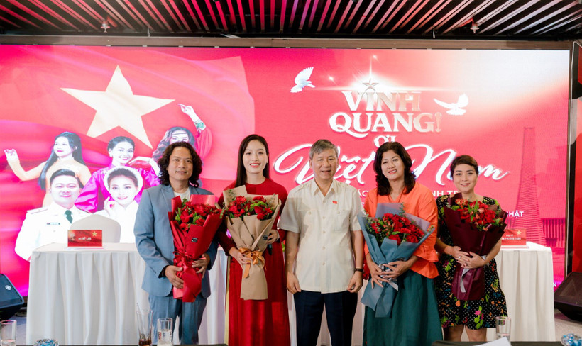 Giáo sư-Tiến sỹ-Anh hùng lao động Nguyễn Anh Trí (giữa) cùng êkip thực hiện MV. (Ảnh: PV/Vietnam+)