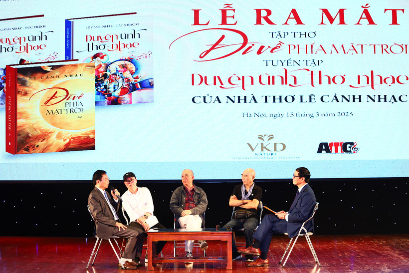 Nhà thơ Lê Cảnh Nhạc (trái) giao lưu cùng các văn nghệ sỹ. (Ảnh: PV/Vietnam+)