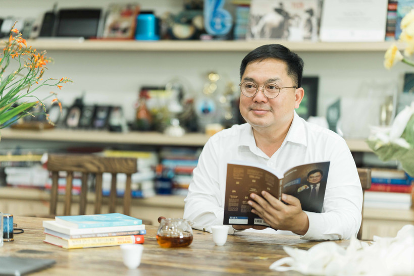 Được viết bởi một người đã trực tiếp tham gia tư vấn, vận hành và chuyển đổi doanh nghiệp, cuốn sách đúc kết kinh nghiệm “thực chiến”, không lý thuyết suông. (Ảnh: CTV/Vietnam+)