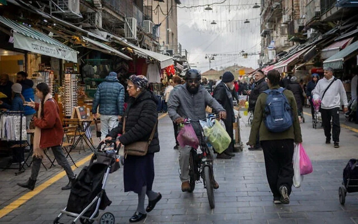 Người dân Jerusalem đổ xô mua sắm trước Lễ Vượt Qua giữa bối cảnh căng thẳng