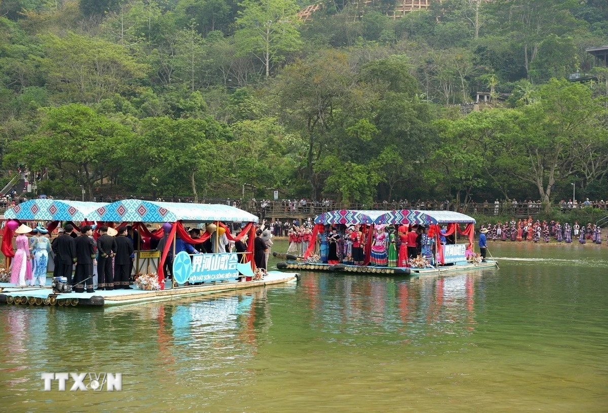 Lần Đầu Tiên Tổ Chức Liên Hoan Dân Ca Trên Sông Biên Giới Việt Nam - Trung Quốc