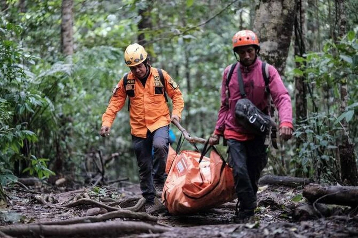 Thảm kịch trực thăng rơi tại Indonesia, 8 người thiệt mạng