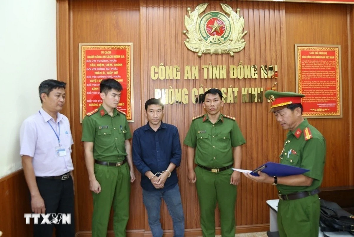 Đồng Nai khởi tố hai đối tượng đổ gần 570 tấn chất thải da ra môi trường