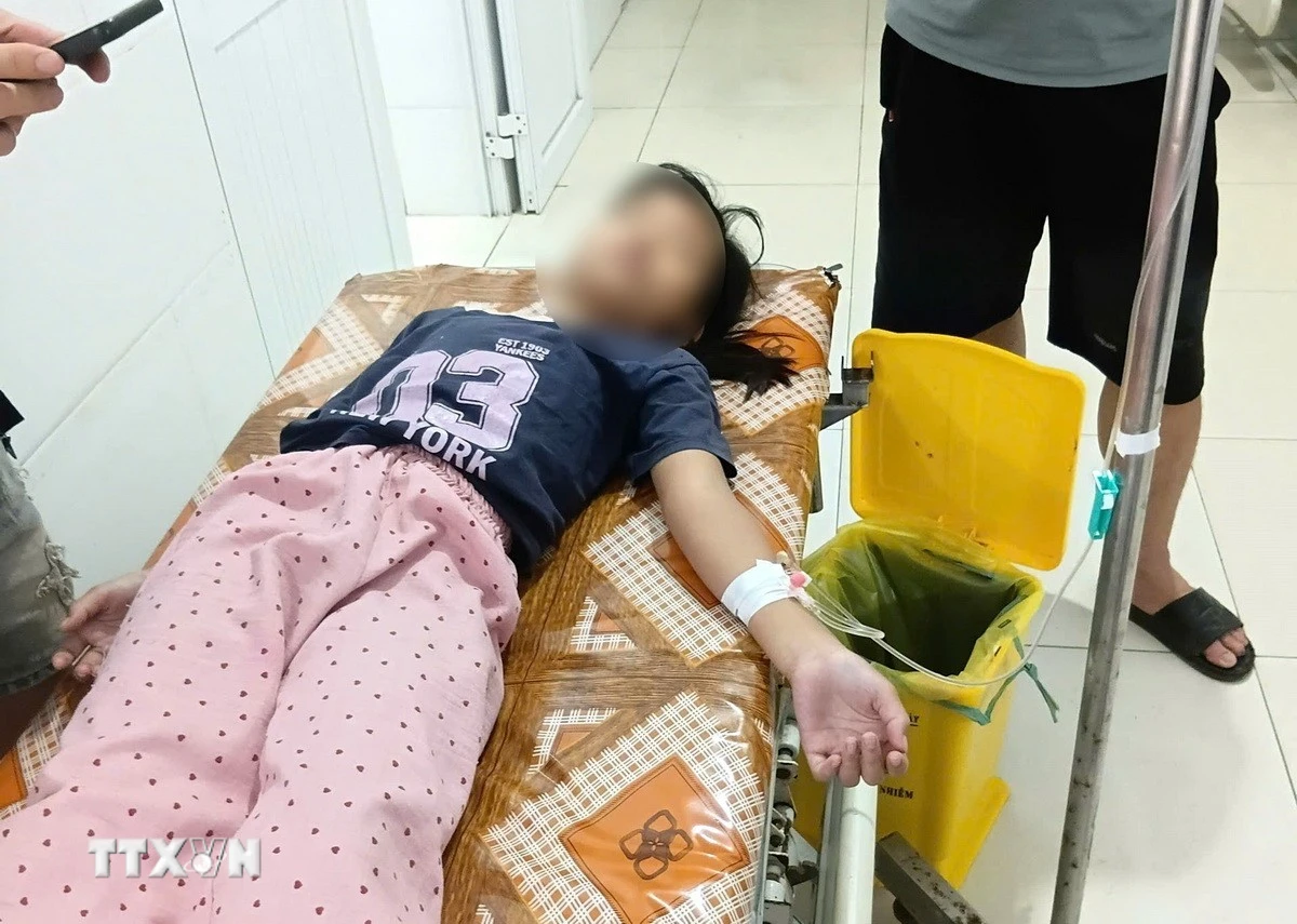 Nghệ An: Hơn 20 người nhập viện nghi ngộ độc sau khi ăn bánh mì
