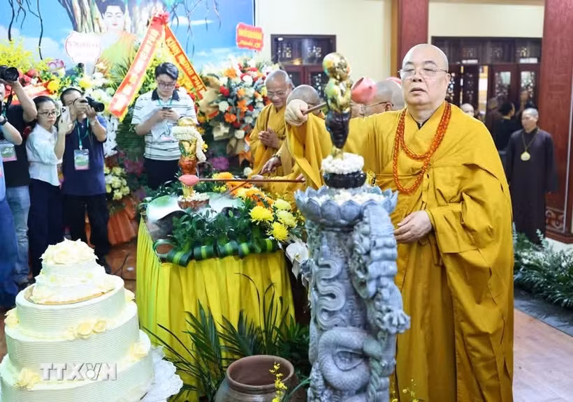 Các đại biểu và Phật tử thực hiện nghi thức tắm Phật tại Đại lễ Phật đản. (Ảnh: Minh Đức/TTXVN)