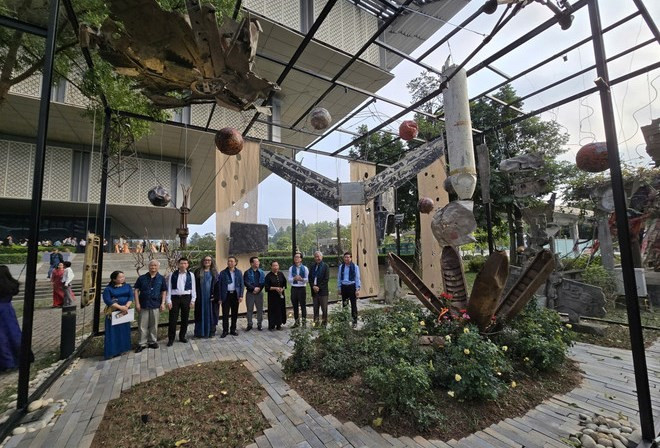 Không gian sắp đặt nghệ thuật "Chiến tranh và Hòa bình" tại Bảo tàng Hà Nội. (Ảnh: Minh Anh/Vietnam+)